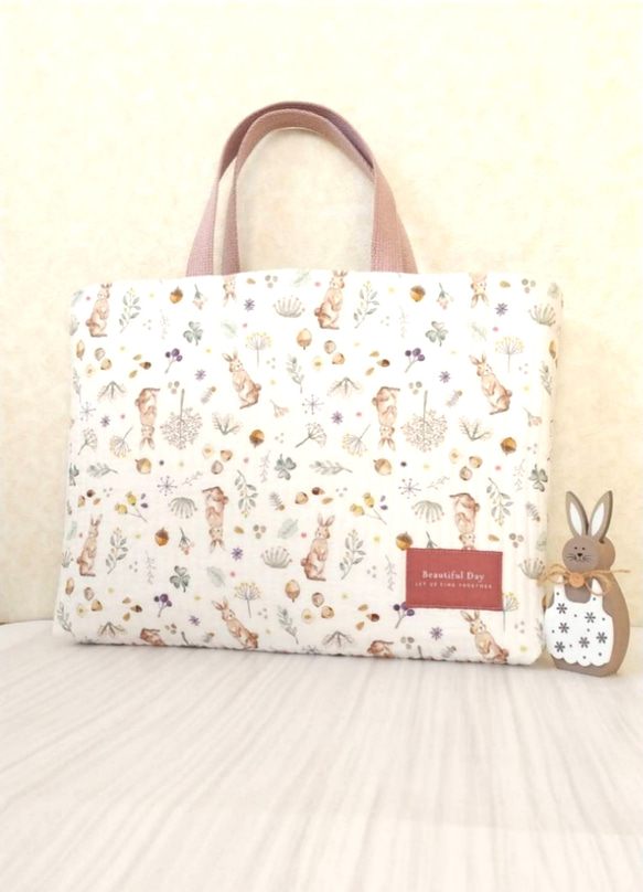 Lessonbag～一枚仕立て/内ポケット付き~Milky rabbit~ 絵本バッグ　ラインキルテイング 1枚目の画像