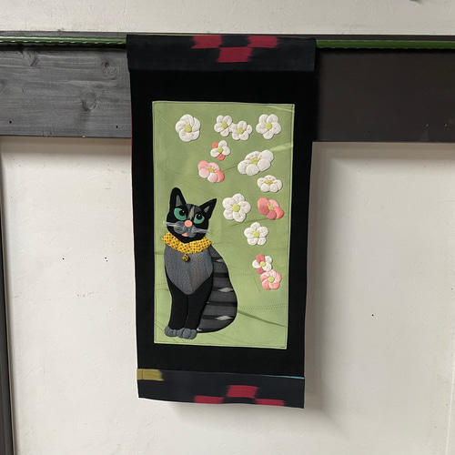 着物&招き猫&椿の押し絵　No.3　タペストリー・古布・ちりめん キット】梅愛でる猫【押し絵】 キット 和小物キット専門店 京屋