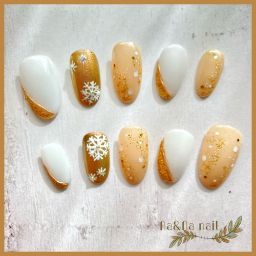 冬ネイル 手描き 雪結晶 クリスマス ネイル ゴールド ホワイト 華やか