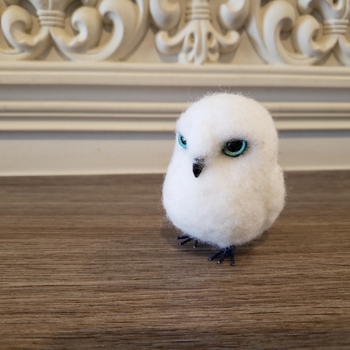 羊毛フェルト フクロウの置物　シロフクロウ 羊毛フェルト 置物 シロフクロウ プチリアルな蒼い瞳フウロウ