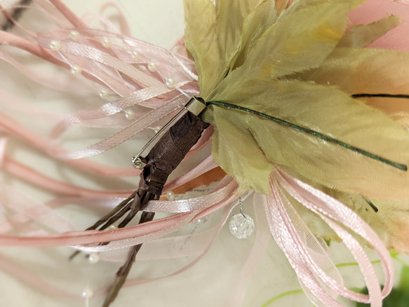 帶有包裝♡帶有美麗玫瑰和樹枝配飾的胸花入學儀式畢業典禮 第7張的照片