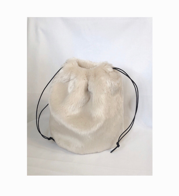 Eco fur drawstring bag pale beige 3枚目の画像