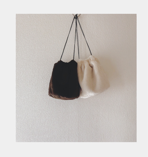 Eco fur drawstring bag pale beige 2枚目の画像