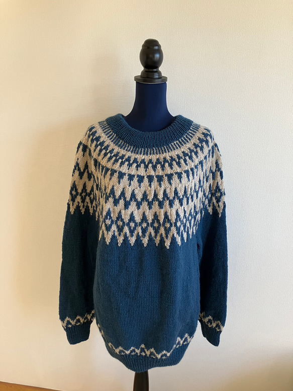 ユニセックスのヨーク編みセーター 1枚目の画像