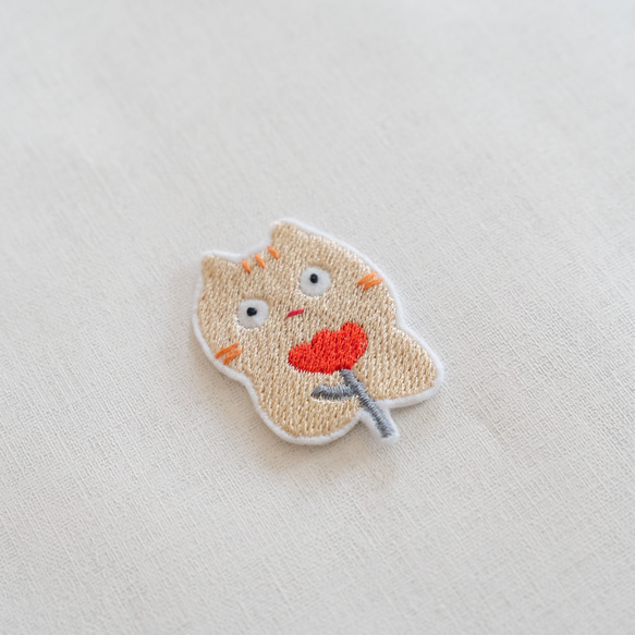 ワッペン 刺繡ワッペン「お花抱える猫」 4枚目の画像