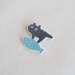 ワッペン 刺繡ワッペン「猫、青いお魚に乗って。」 4枚目の画像