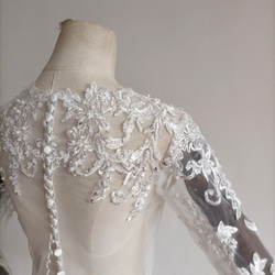 優雅包扣高領蕾絲短上衣手工珍珠婚紗 第8張的照片