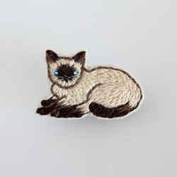 猫刺繍ブローチ　ポイントカラー　座り 3枚目の画像