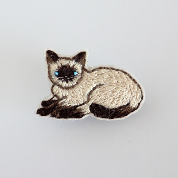猫刺繍ブローチ　ポイントカラー　座り 3枚目の画像