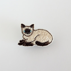 猫刺繍ブローチ　ポイントカラー　座り 2枚目の画像