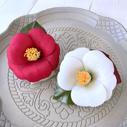 Creema限定」布花 ツバキ コサージュ 2Way W金具 椿 紅白 カメリア