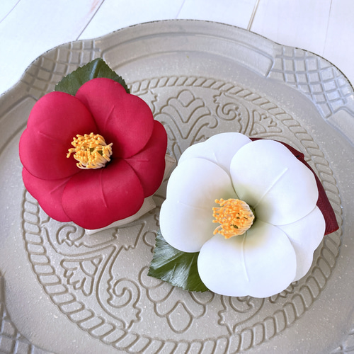 Creema限定」布花 ツバキ コサージュ 2Way W金具 椿 紅白 カメリア