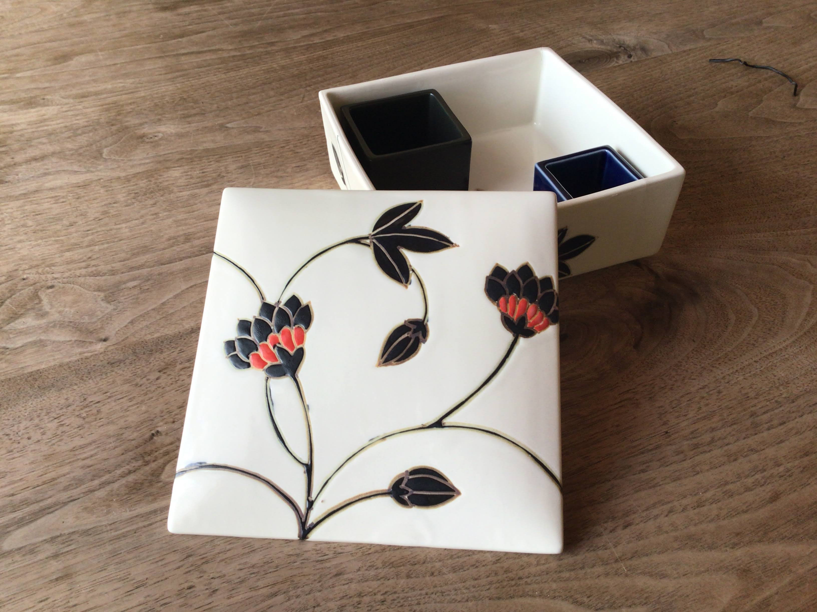 flor赤と黒の花 しかくい箱　松尾摂子 絵　小さい器付（重箱）