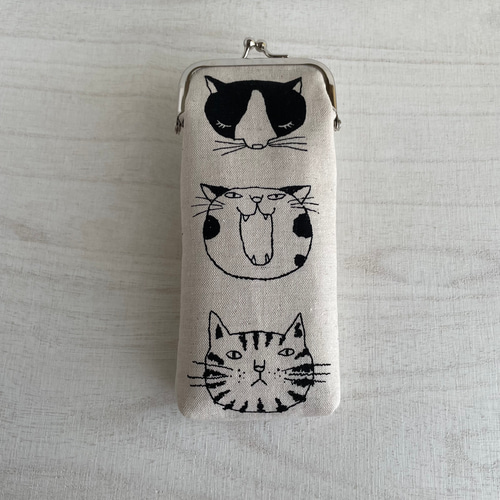 mimoza♡.・＊様オーダー⚮̈ハンドメイドメガネケース・バッグ・三角鍋つかみ ふっくらコンパクト 眼鏡入れ メガネケース（猫顔 by Miyako Kawaguchi
