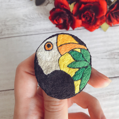 オオハシ鳥刺繍のピンバッジ ピンバッチ Felvi 通販 15126127｜Creema