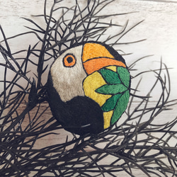 オオハシ鳥刺繍のピンバッジ　 4枚目の画像