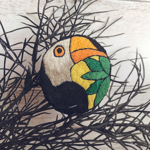 オオハシ鳥刺繍のピンバッジ ピンバッチ Felvi 通販 15126127｜Creema