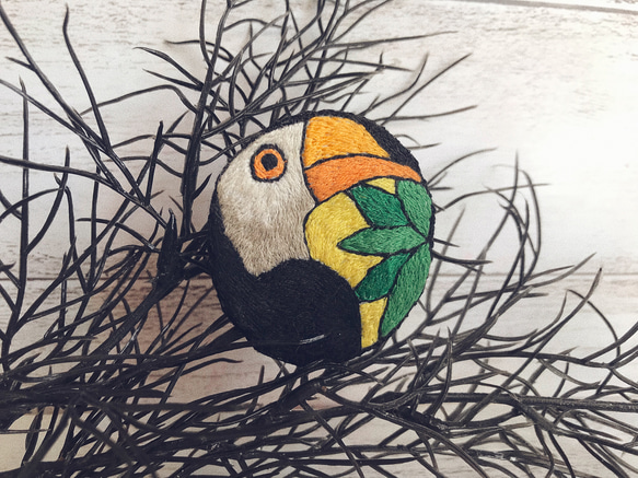 オオハシ鳥刺繍のピンバッジ　 4枚目の画像