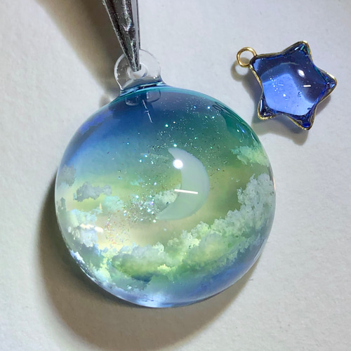 空レジン-真夜中の月 キーホルダー 冬/透明感/プレゼント/雲