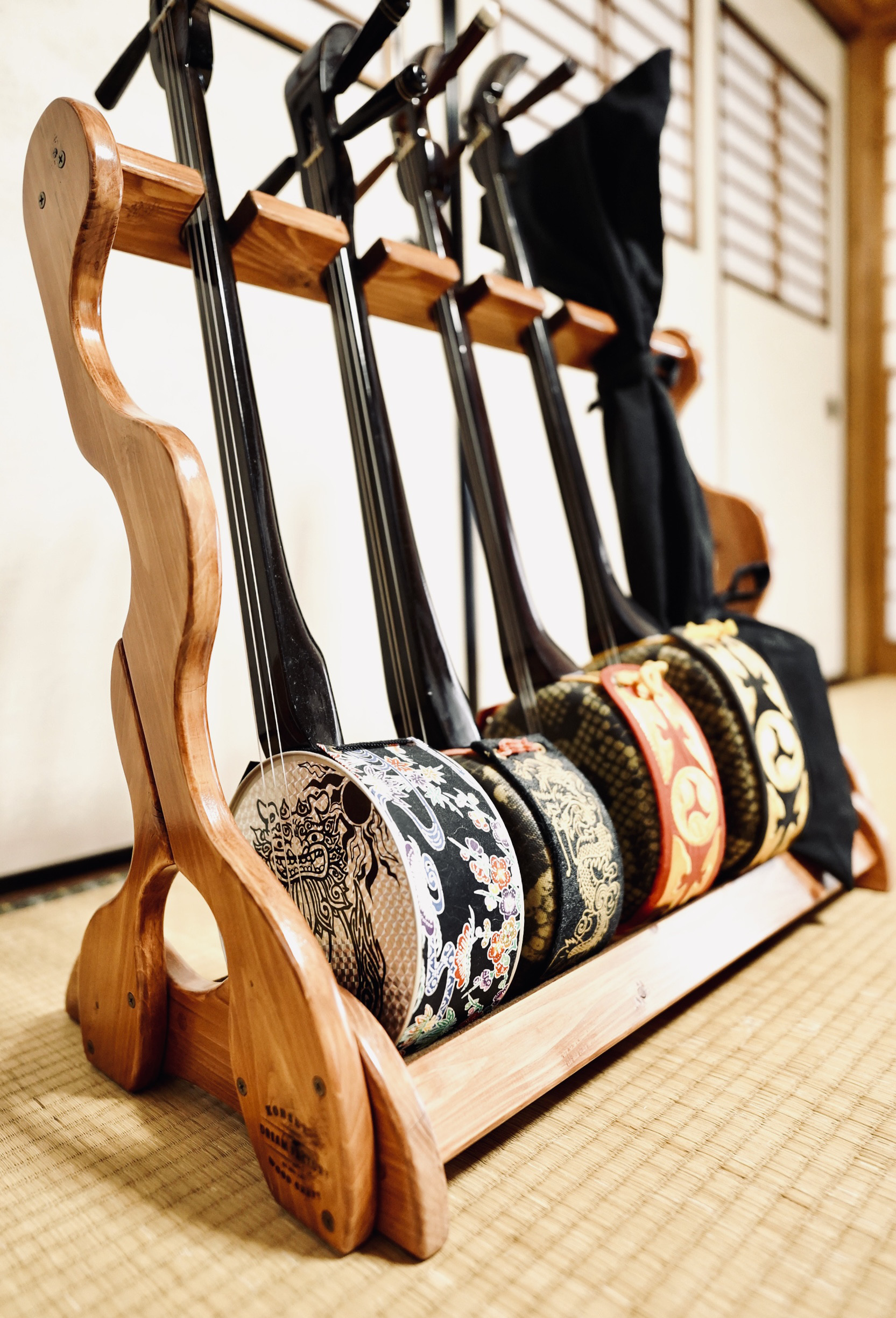【24時間以内に発送】手作り木工　木製三線スタンド （ニス仕上げ） ５本掛け