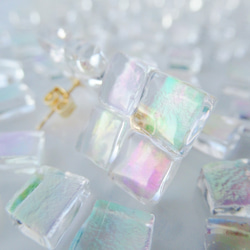虹を溶かしたプリズムガラスのピアス(イヤリング) 10枚目の画像