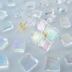 虹を溶かしたプリズムガラスのピアス(イヤリング) 9枚目の画像