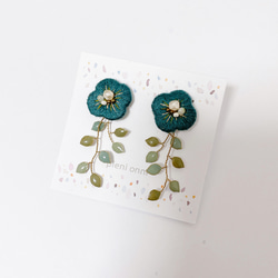 【オーダー品】深みブルーのお花とたっぷり葉っぱの刺繍ピアス/イヤリング 1枚目の画像