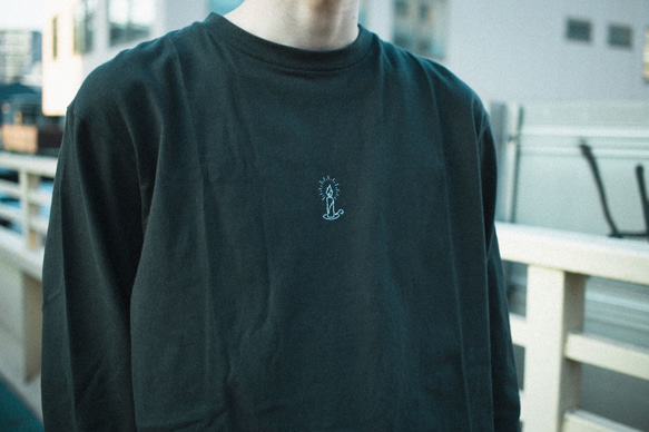 "キャンドル(outline)"  手刺繍 ロングスリーブTシャツ チャコール・ブラック 受注制作 9枚目の画像