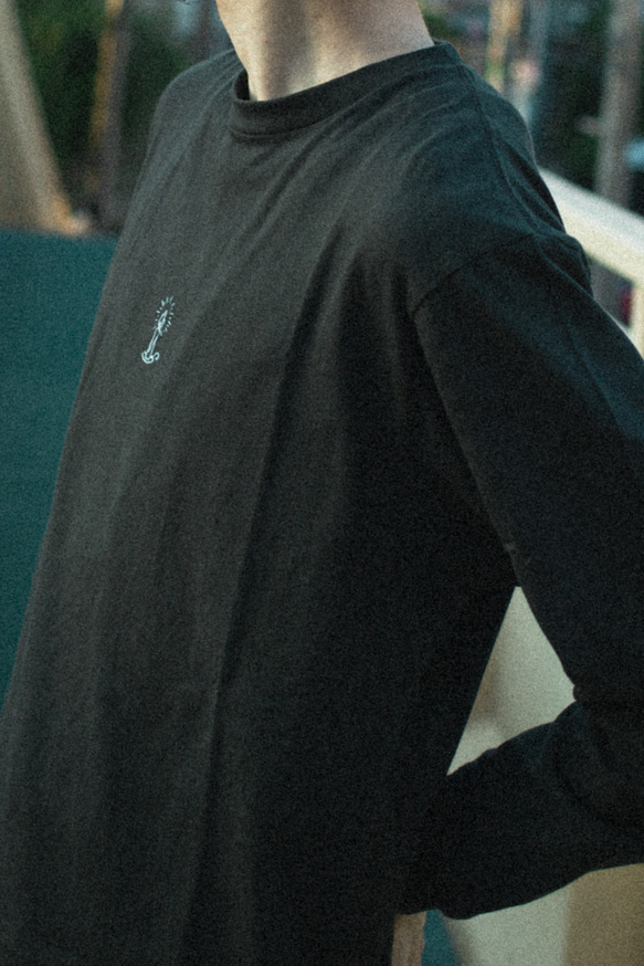 "キャンドル(outline)"  手刺繍 ロングスリーブTシャツ チャコール・ブラック 受注制作 8枚目の画像