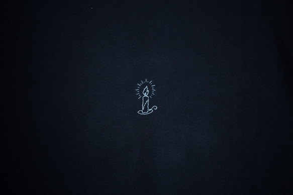 "キャンドル(outline)"  手刺繍 ロングスリーブTシャツ チャコール・ブラック 受注制作 3枚目の画像