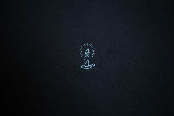 "キャンドル(outline)"  手刺繍 ロングスリーブTシャツ チャコール・ブラック 受注制作 5枚目の画像