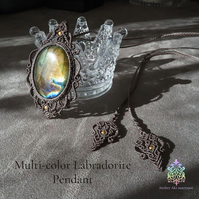 【マルチカラーが魅力】 ラブラドライト マクラメペンダント