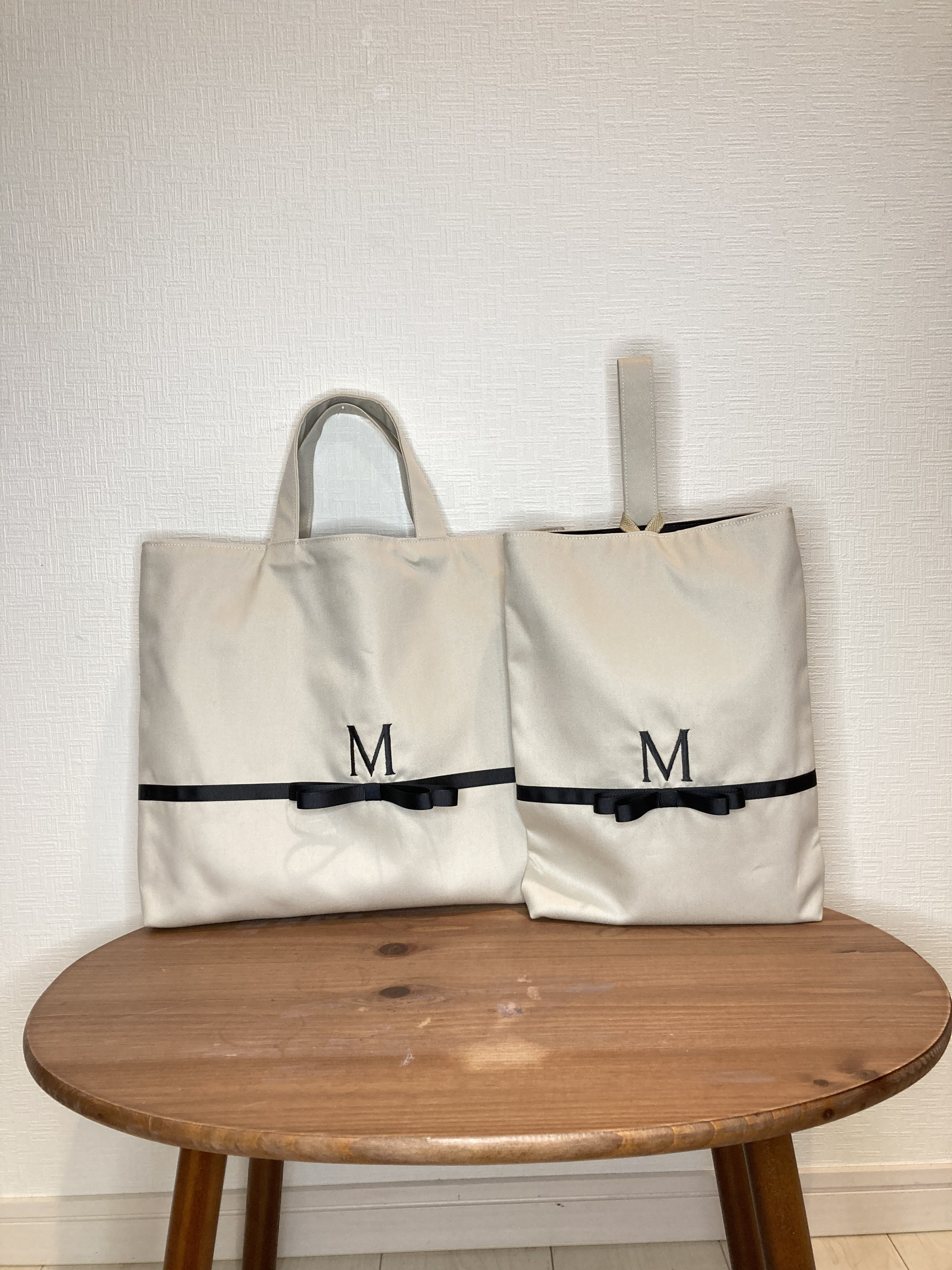 入園入学グッズ　イニシャル刺繍アイボリー&黒リボンのレッスンバック&上履き入れ 4,898円