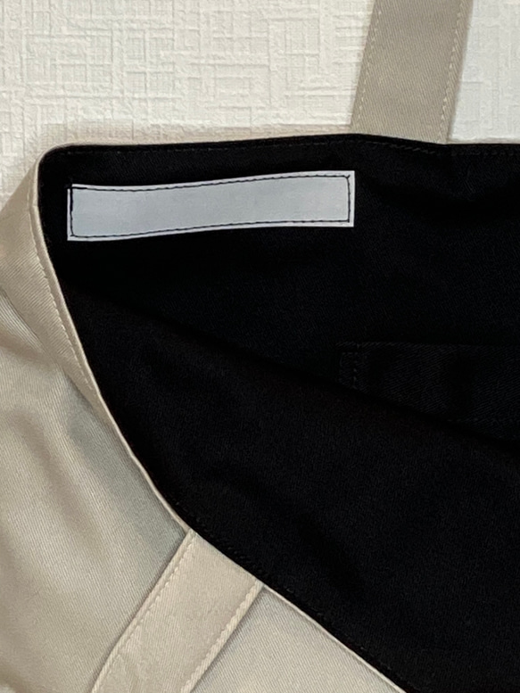 入園入学グッズ　イニシャル刺繍アイボリー&黒リボンのお着替え袋 2枚目の画像