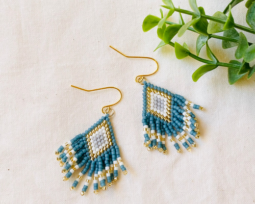 再販】人気色!!くすみカラー!!オールドブルーのビーズフリンジピアス