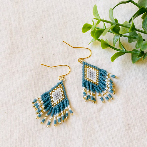 再販】人気色!!くすみカラー!!オールドブルーのビーズフリンジピアス