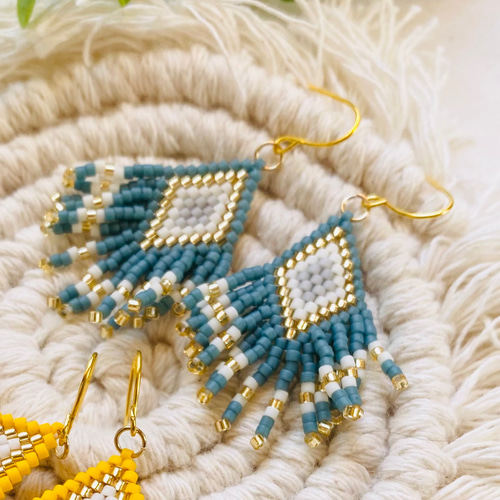 再販】人気色!!くすみカラー!!オールドブルーのビーズフリンジピアス