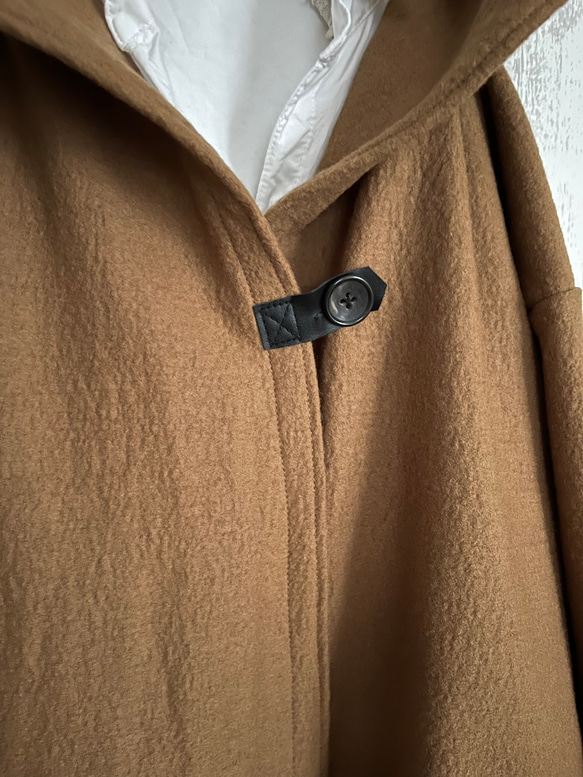 春ニットキャメルブラウン色ウール100%フード付きハーフジャケットコート 3枚目の画像