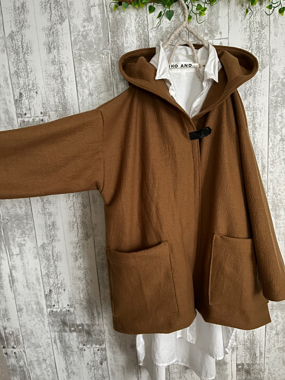 春ニットキャメルブラウン色ウール100%フード付きハーフジャケットコート 2枚目の画像