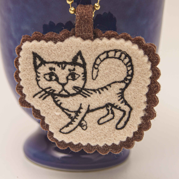 刺繍チャーム　マユゲねこ　バッグチャーム　グリーティングチャーム 2枚目の画像