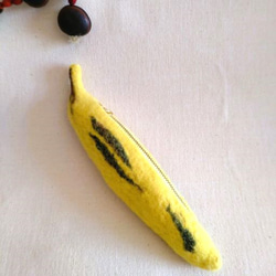 バナーナ　メリノ羊毛100％の果物のバナナモチーフの黄色いペンケース。小物入れにも。 2枚目の画像