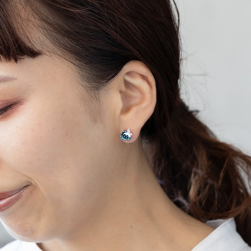 きらめく薔薇と蝶々のピアス / 青薔薇 バラ 小ぶり上品 ゴシック