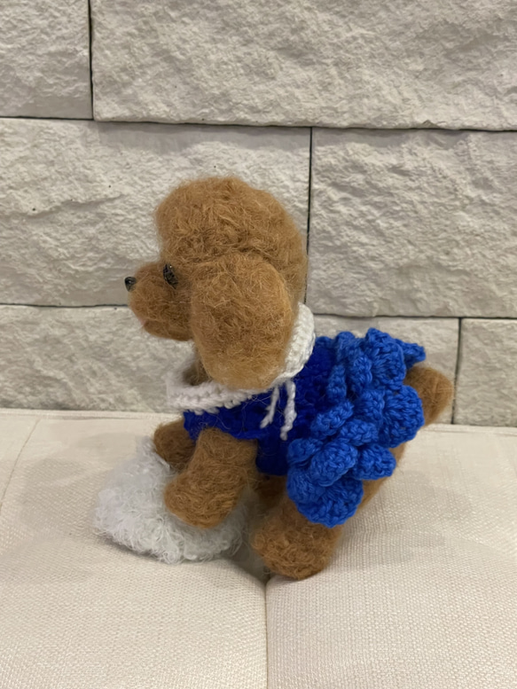 羊毛フェルト作品　トイプードル　ブルーのお洋服を着て 4枚目の画像