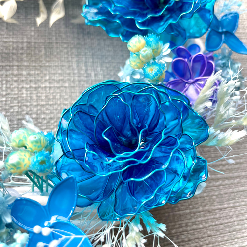 (青い薔薇のリース） アメリカンフラワー、ディップフラワー ブルーローズリース 〈花言葉は夢叶う〉アメリカンフラワー