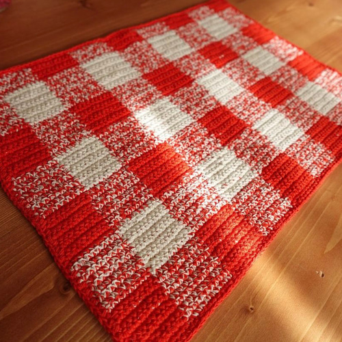 赤い編み目模様のランチョンマット テーブルを彩る毛糸のランチョンマット / プレースマット