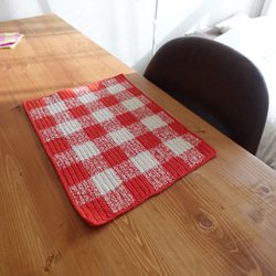 テーブルを彩る毛糸のランチョンマット / プレースマット (ギンガムチェック 赤 × 白) 3枚目の画像