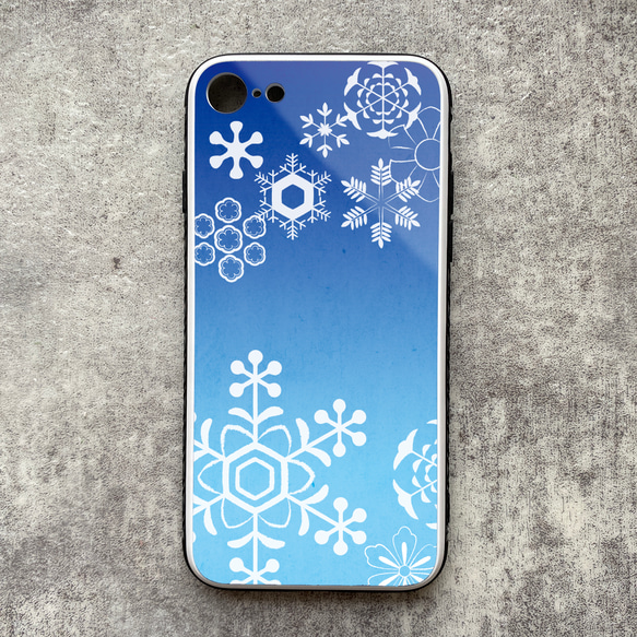 雪輪文様のスマホケース（紺碧）/ 強化ガラス スマホケース 雪 冬 iphone14 iphone13 1枚目の画像