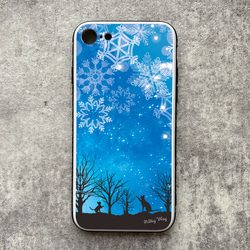 雪遊び猫のスマホケース（ブルー）/ 強化ガラス スマホケース 雪 冬 iphone14 iphone15 1枚目の画像