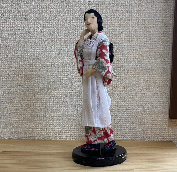 大正ロマン、カフェの女給の人形 4枚目の画像