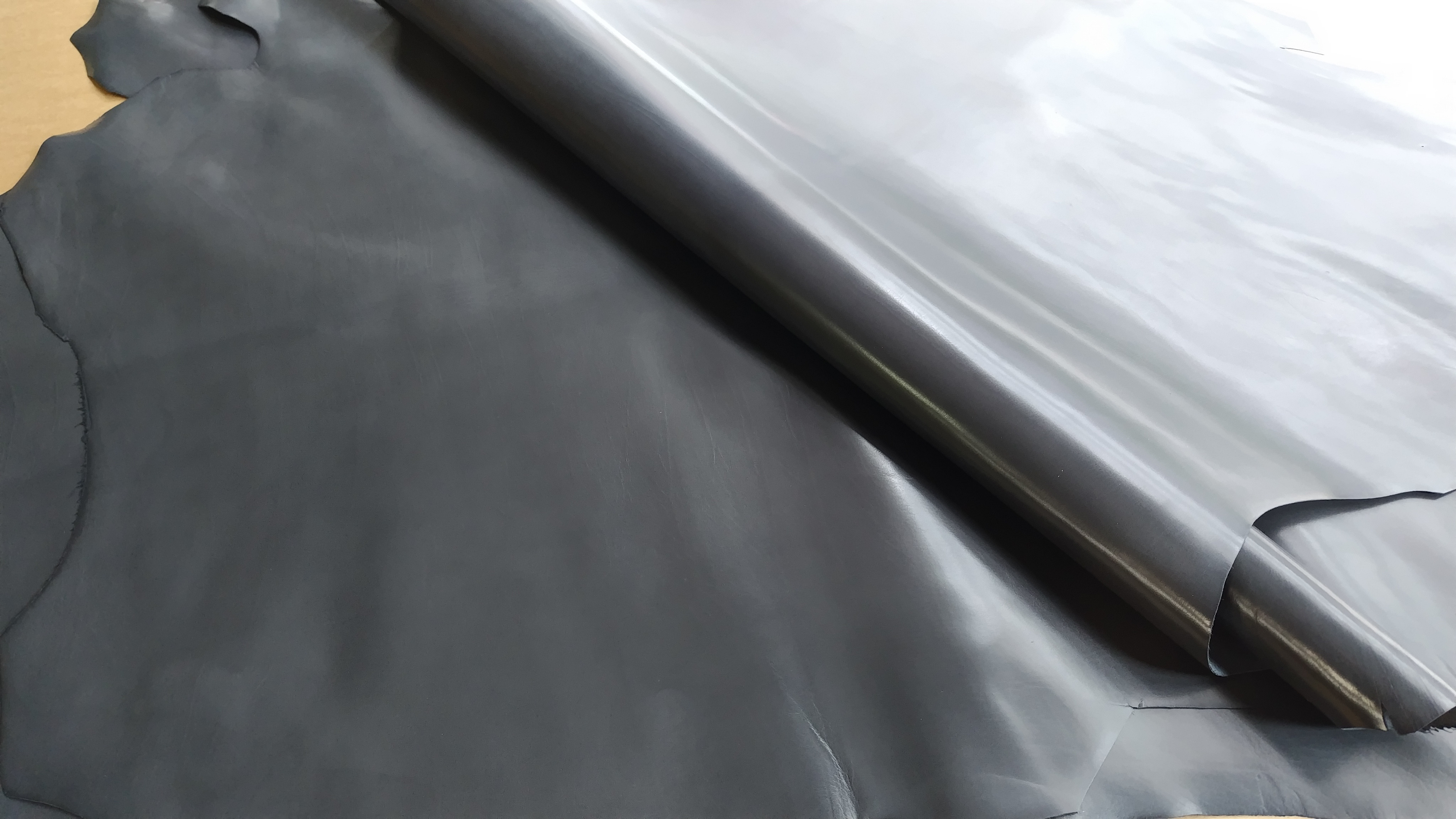 国産牛革　カーフ　＃グレー系　大きさ70デシ程度  厚さ0.8mm前後